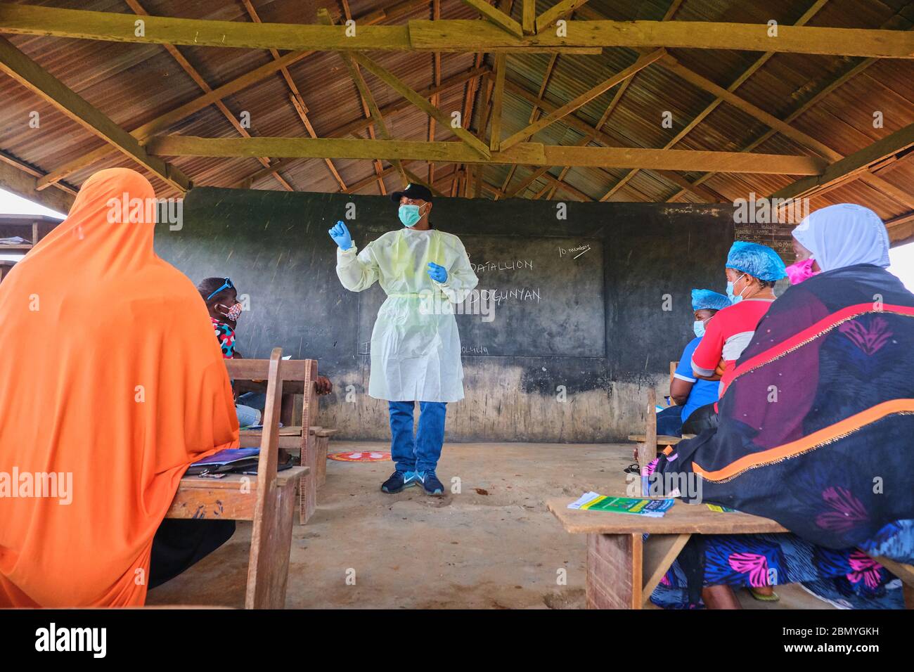 Lehrer, die PSA tragen, lehren Menschen, Gesichtsmasken an einem Programm für soziale Distanzierung zu tragen, das von einer Regierungsbehörde in Lagos, Nigeria, abgehalten wird. Stockfoto