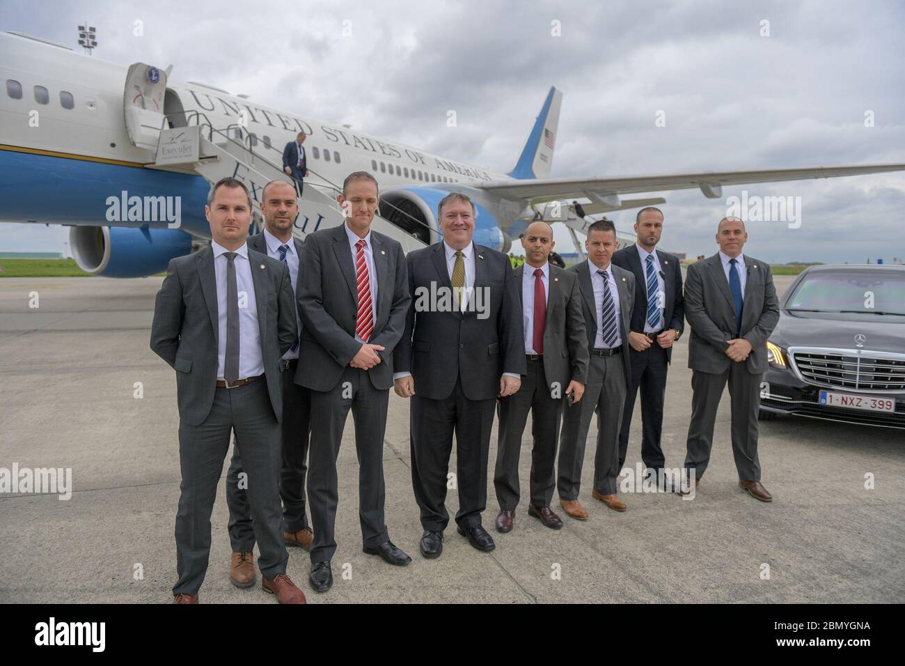 Vor seiner Abreise in Brüssel dankte Außenminister Mike Pompeo dem örtlichen Sicherheitspersonal, einschließlich der Marine Security Detective, Motorradeskorten und belgischen Polizeibeamten in Zivil für ihre Unterstützung während seines Besuchs. Stockfoto