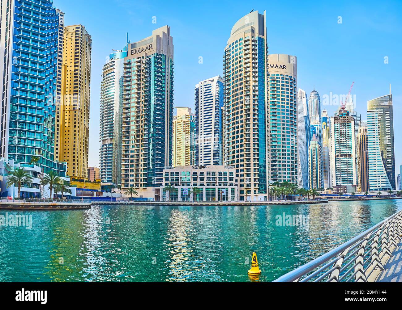 DUBAI, VAE - 2. MÄRZ 2020: Der Blick auf den Park Island Towers Komplex, der an der Küste der Dubai Marina liegt, am 2. März in Dubai Stockfoto