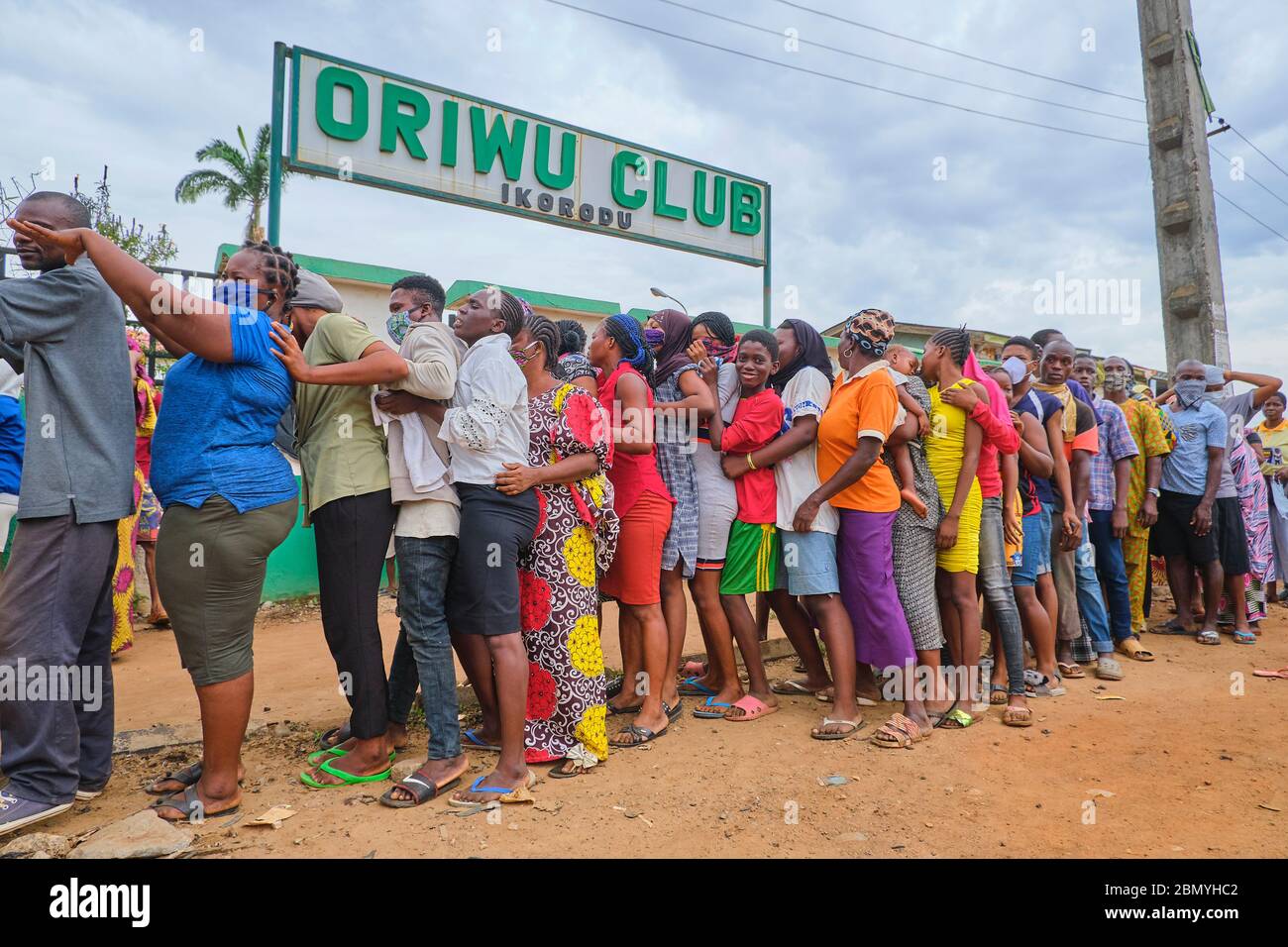 Während der Sperrung der Coronavirus-Pandemie Covid-19 im Oriwu Club in Ikorodu, Lagos - Nigeria, stehen Menschen für Hilfspakete an. Stockfoto