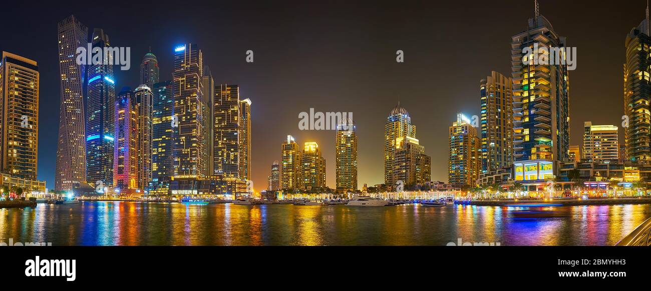 DUBAI, VAE - 2. MÄRZ 2020: Sehen Sie die abendliche Skyline der Dubai Marina mit ihren höchsten Gebäuden - Cayan Tower, Damac Residenze, Princess Tower, Emirat Stockfoto