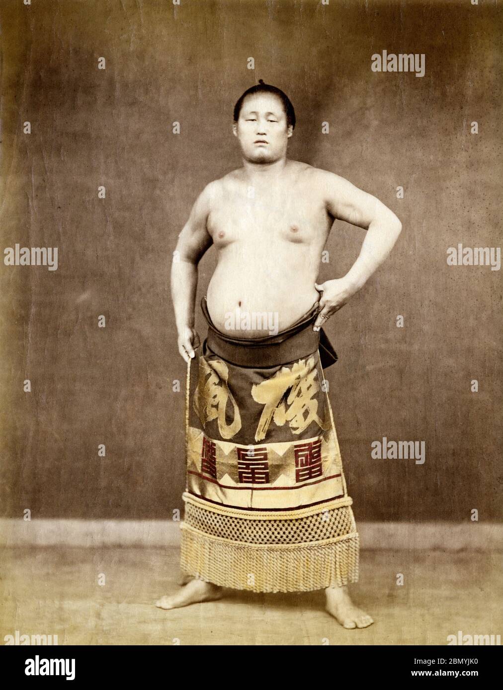 [ 1890er Japan - Japanischer Sumo Wrestler ] - Japanischer Sumo-Wrestler in einem Studio-Setting. Vintage Albumin-Fotografie aus dem 19. Jahrhundert. Stockfoto