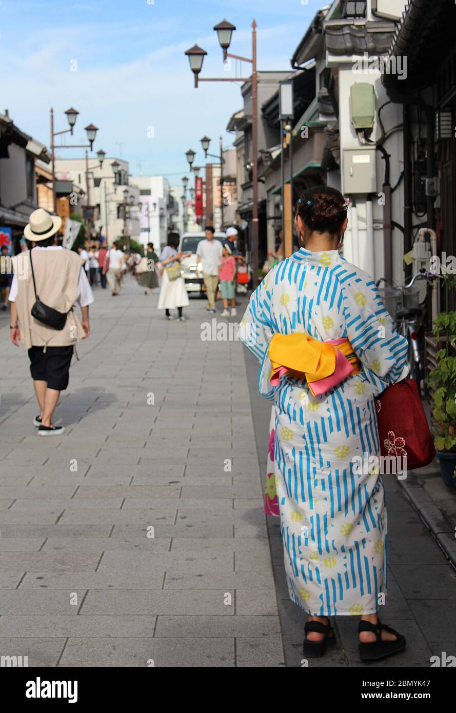 Frau in Yukata/Kimono, die durch die Straßen von Kawagoe, Tokio, geht Stockfoto