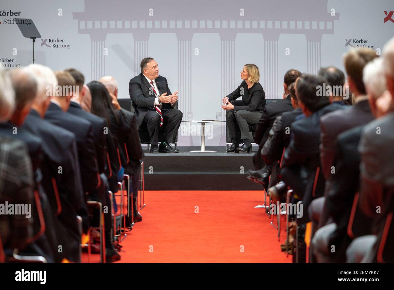 Am 8. November 2019 hielt US-Außenminister Mike Pompeo in Berlin eine Rede mit dem Titel „die Lektionen von 1989: Freiheit und unsere Zukunft“, in der er über die Bedeutung von Freiheit und Demokratie bei der Gestaltung globaler Angelegenheiten reflektierte. Stockfoto
