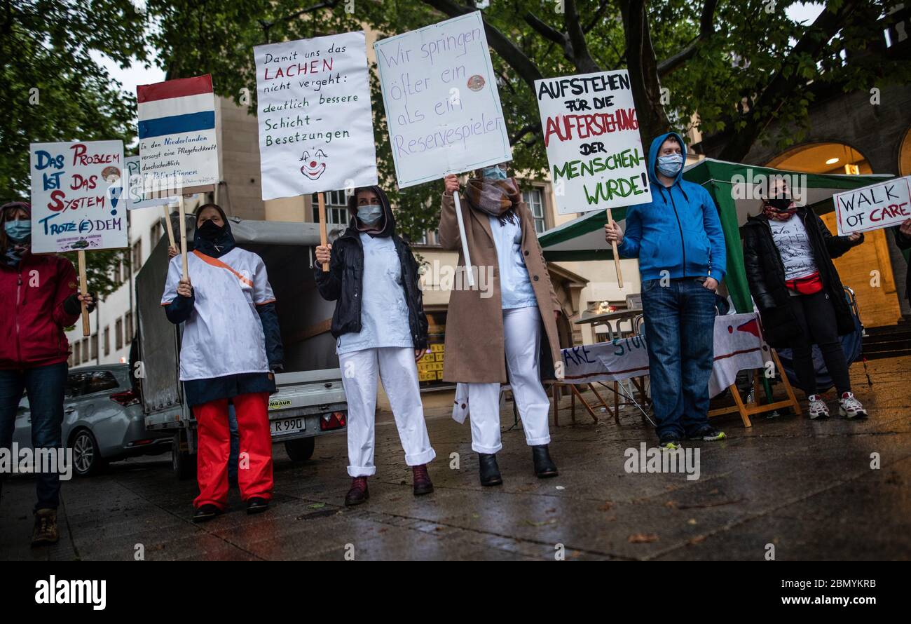 Stuttgart, Deutschland. Mai 2020. Das Pflegepersonal nimmt an der 24-Stunden-Mahnwache "Walk of Care" auf dem Schlossplatz Teil. Die Teilnehmer wollen auf Missbräuche in der Pflege aufmerksam machen. Quelle: Christoph Schmidt/dpa/Alamy Live News Stockfoto