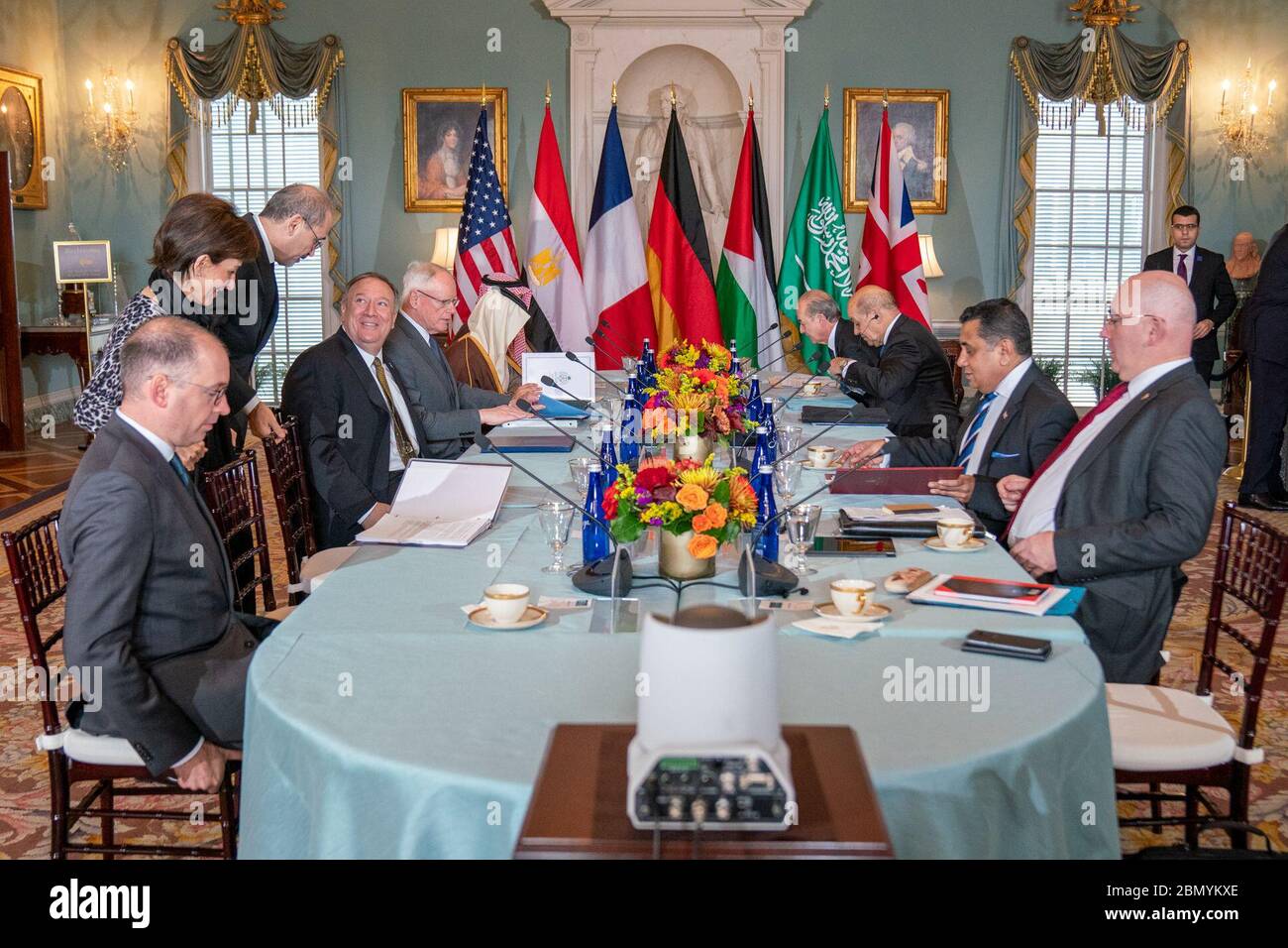Am 14. November 2019 trifft sich der US-Außenminister Mike Pompeo mit Vertretern aus Ägypten, Frankreich, Deutschland, Jordanien, Saudi-Arabien, und das Vereinigte Königreich im US-Außenministerium, um die Lage in Syrien und die laufenden internationalen Bemühungen um Stabilisierung zu erörtern. Stockfoto