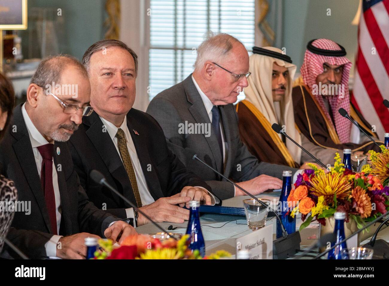 Am 14. November 2019 traf sich der US-Außenminister Michael Pompeo mit den Teilnehmern der syrischen Kleingruppe im Außenministerium in Washington, D.C., um über aktuelle Fragen im Zusammenhang mit dem syrischen Konflikt zu diskutieren. An der Sitzung nahmen Vertreter aus Ägypten, Frankreich, Deutschland, Jordanien, Saudi-Arabien, und Großbritannien. Stockfoto