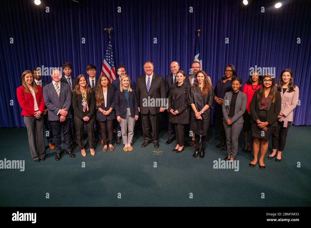 Staatssekretär Pompeo trifft sich mit Master of Global Affairs Students Außenminister Michael R. Pompeo trifft sich am 15. November 2019 mit dem Master of Global Affairs Students am Baker Institute for Public Policy der Rice University in Houston, Texas. Stockfoto