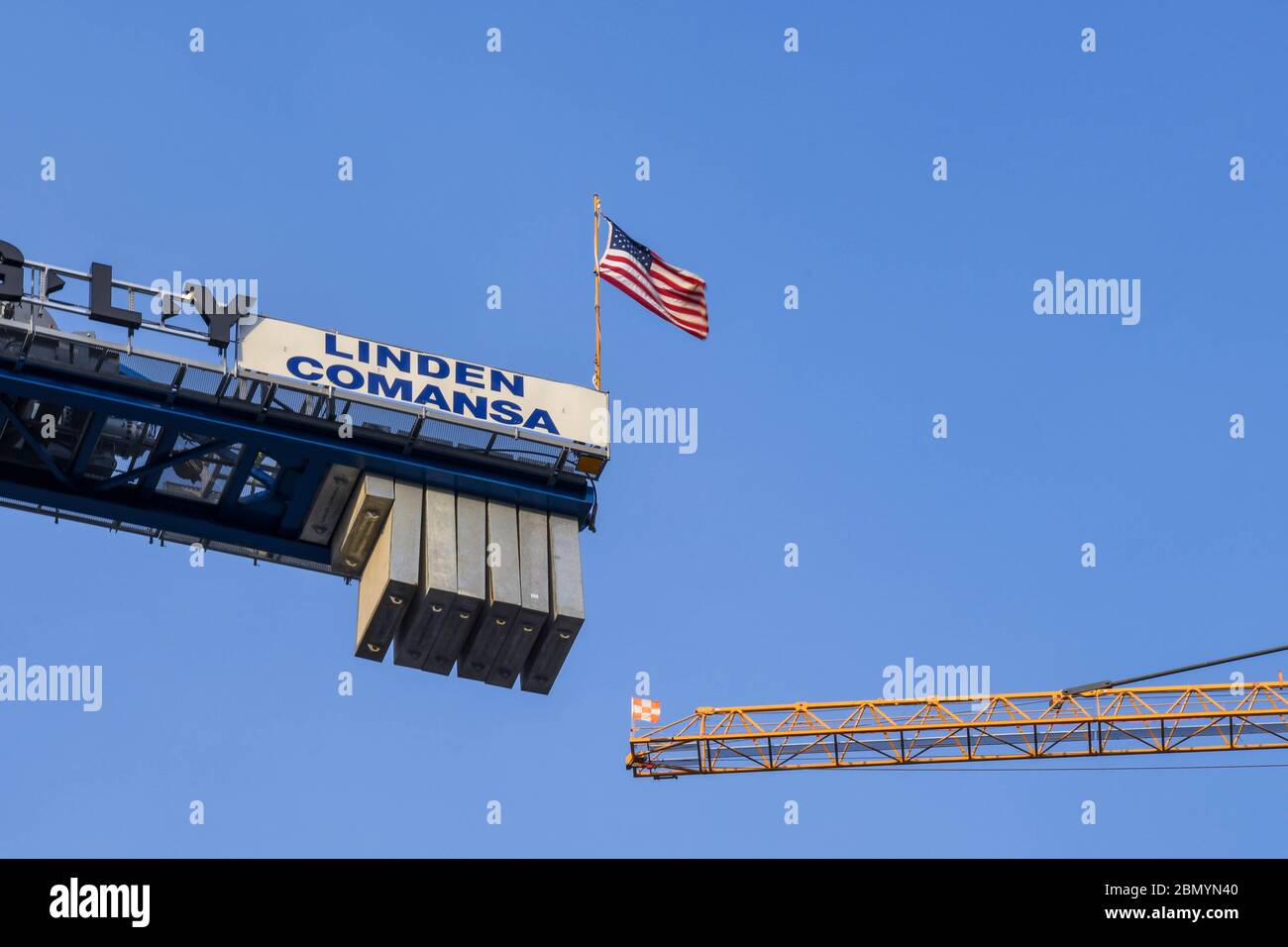 SEATTLE, WA, USA, - JUNI 2018: Nahaufnahme der amerikanischen Flagge, die an einem Turmkran im Stadtzentrum von Seattle angebracht ist. Stockfoto