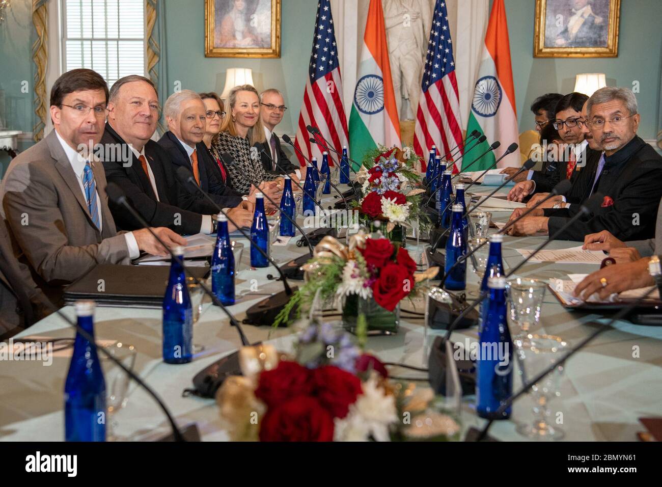 Minister Pompeo und Verteidigungsminister Esper Gastgeber des Indien 2+2 Ministerialdialogs Außenminister Michael R. Pompeo und Verteidigungsminister Mark T. Esper Gastgeber des Indien 2+2 Ministerialdialogs im US-Außenministerium, Washington, DC, am 18. Dezember 2019. Stockfoto