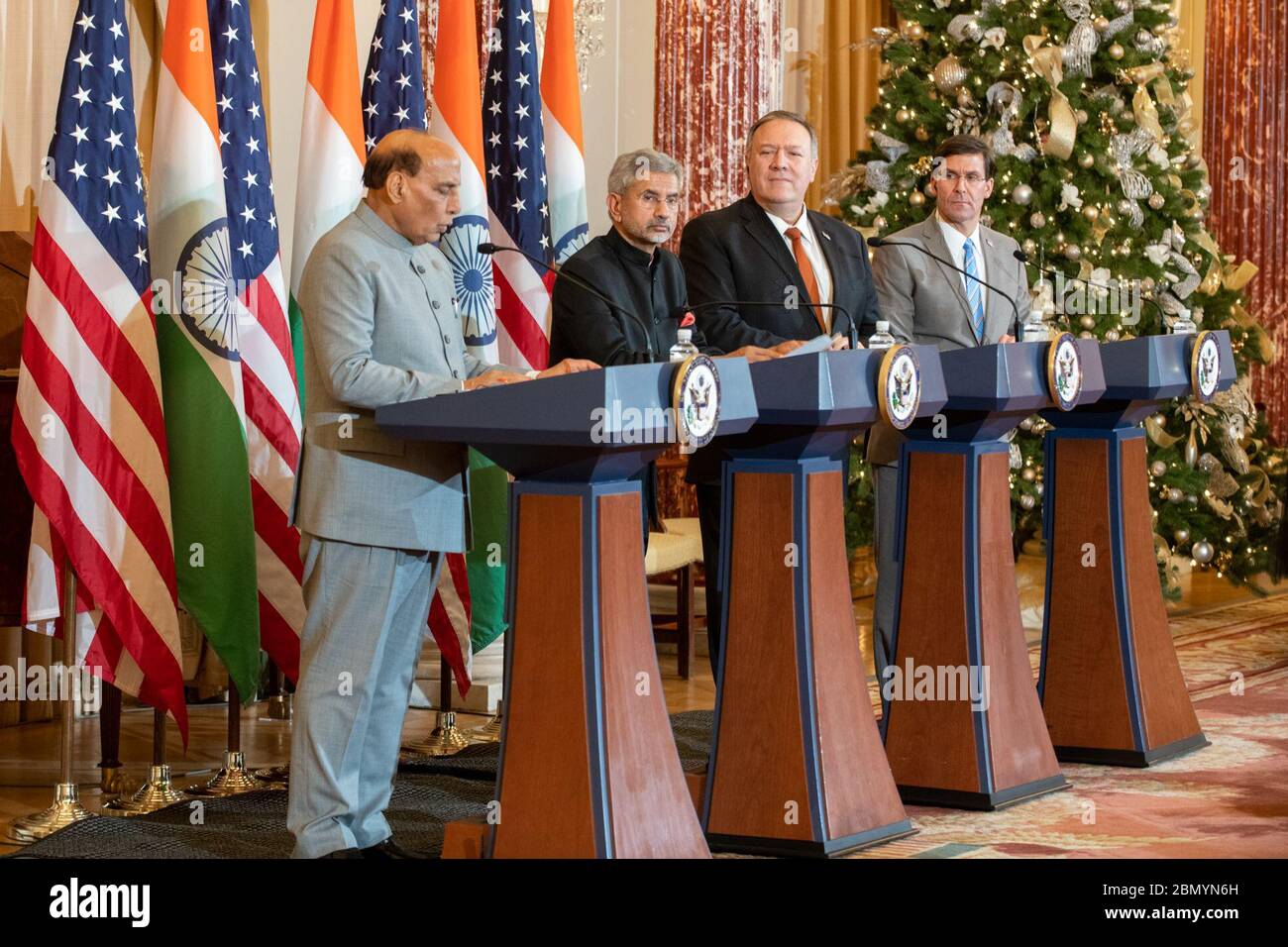 Indien 2+2 Ministerialdialog Presseverfügbarkeit Außenminister Michael R. Pompeo und Verteidigungsminister Mark T. Esper halten eine gemeinsame Presseaussendung mit dem indischen Außenminister Subrahmanyam Jaishankar und Verteidigungsminister Shri Rajnath Singh im US-Außenministerium in Washington, DC, ab. Am 18. Dezember 2019. Stockfoto