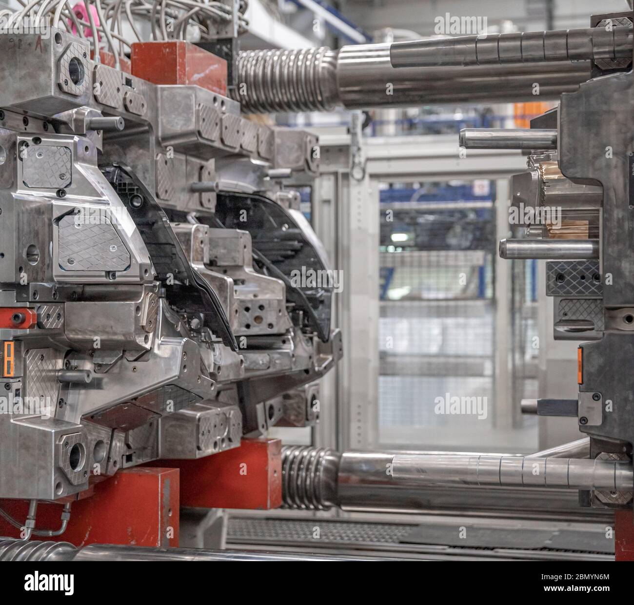 Metallpresse für Kunststoffguss für die Automobilindustrie im Werk. Industrie 4.0 Stockfoto