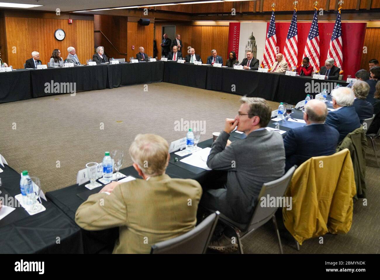 Am 13. Januar 2020 nahm US-Außenminister Mike Pompeo an einem Rundtischgespräch mit Fellows der Hoover Institution an der Stanford University in Palo Alto, Kalifornien, Teil. Stockfoto