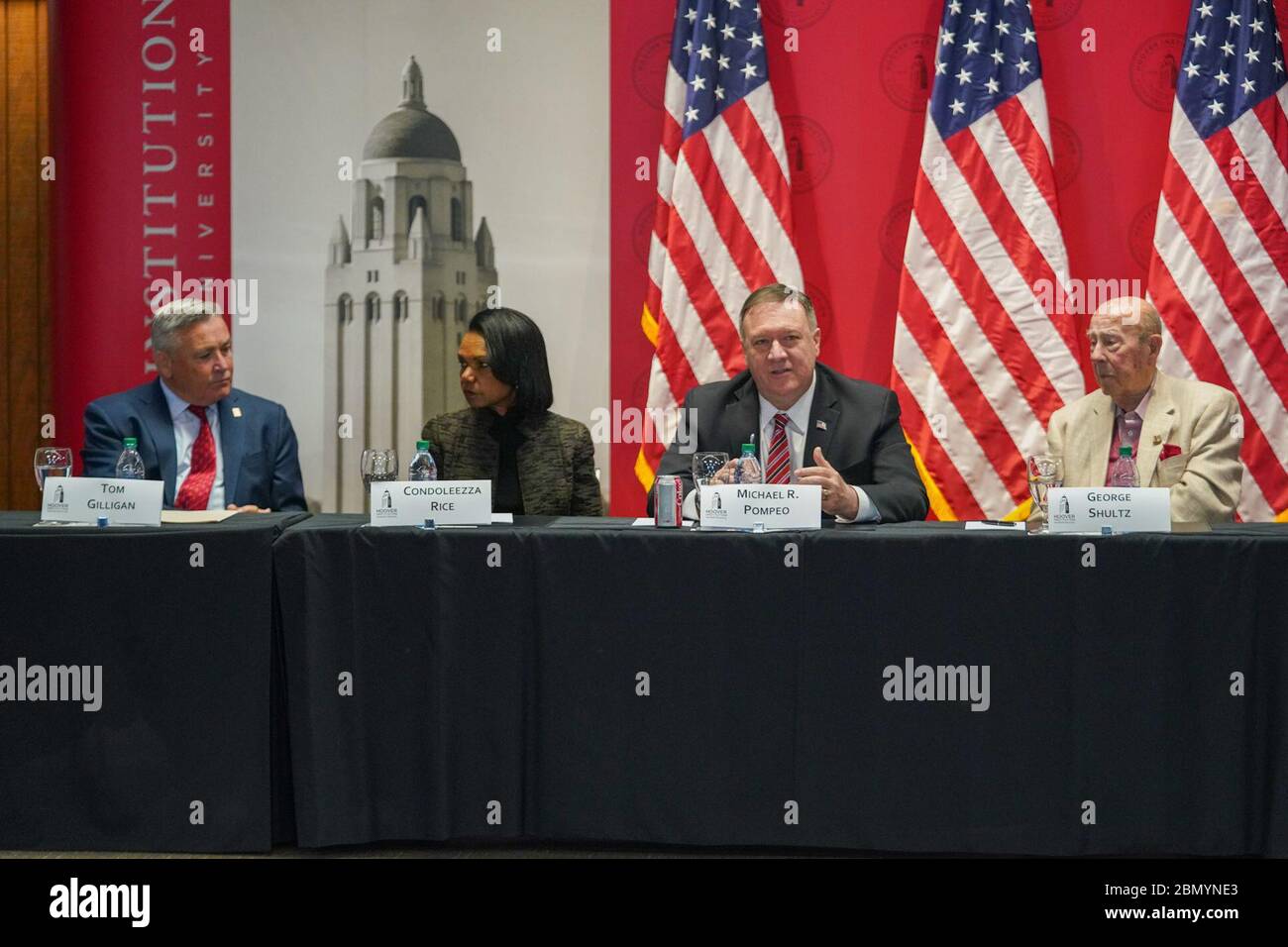Am 13. Januar 2020 nahm Außenminister Michael Pompeo an einem Rundtischgespräch mit Fellows der Hoover Institution an der Stanford University in Palo Alto, Kalifornien, Teil. Die Diskussion konzentrierte sich auf die Außenpolitik der USA und die Herausforderungen der globalen Sicherheit. Stockfoto