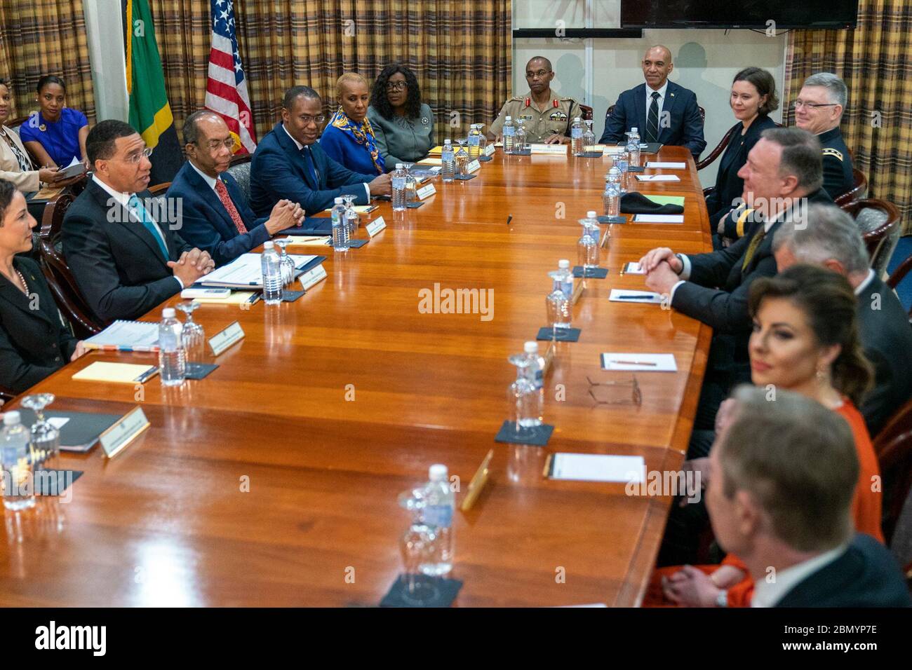 Minister Pompeo trifft den jamaikanischen Premierminister Holness und Außenminister Johnson Smith Außenminister Michael R. Pompeo trifft am 22. Januar 2020 in Kingston, Jamaika, mit dem jamaikanischen Premierminister Andrew Holness und Außenminister Kamina Johnson Smith zusammen. Stockfoto
