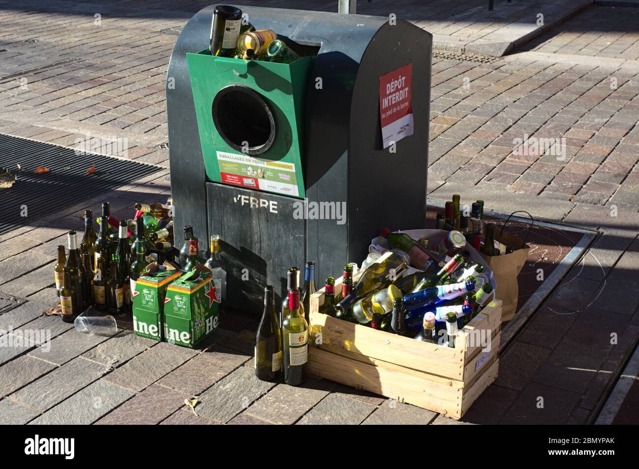 Weggeworfene Wein- und Bierflaschen in einem Recycling-Ablagefach. Die Folgen des Alkoholkonsums nach COVID-19. Stockfoto