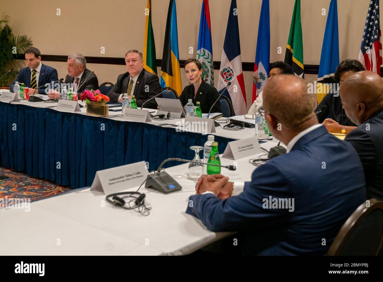 Außenminister Pompeo nimmt an einem Rundtischgespräch Teil Außenminister Michael R. Pompeo nimmt an einem Rundtischgespräch mit jamaikanischer Außenministerin Kamina Johnson Smith, bahamaischem Außenminister Darren Henfield, belizischem Außenminister Wilfred Elrington, dem Außenminister der Dominikanischen Republik Miguel Vargas Maldonado, haitianischen Außenminister Bocchit Edmond, Der Außenminister von St. Kitts und Nevis Mark Brantley und die Außenministerin von St. Lucian Sarah Flood-Beaubrun haben am 22. Januar 2020 in Kingston, Jamaika, gesprochen. Stockfoto