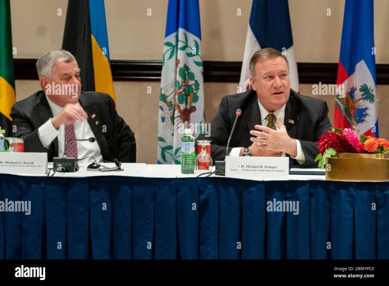 Außenminister Pompeo nimmt an einem Rundtischgespräch Teil Außenminister Michael R. Pompeo nimmt an einem Rundtischgespräch mit jamaikanischer Außenministerin Kamina Johnson Smith, bahamaischem Außenminister Darren Henfield, belizischem Außenminister Wilfred Elrington, dem Außenminister der Dominikanischen Republik Miguel Vargas Maldonado, haitianischen Außenminister Bocchit Edmond, Der Außenminister von St. Kitts und Nevis Mark Brantley und die Außenministerin von St. Lucian Sarah Flood-Beaubrun haben am 22. Januar 2020 in Kingston, Jamaika, gesprochen. Stockfoto