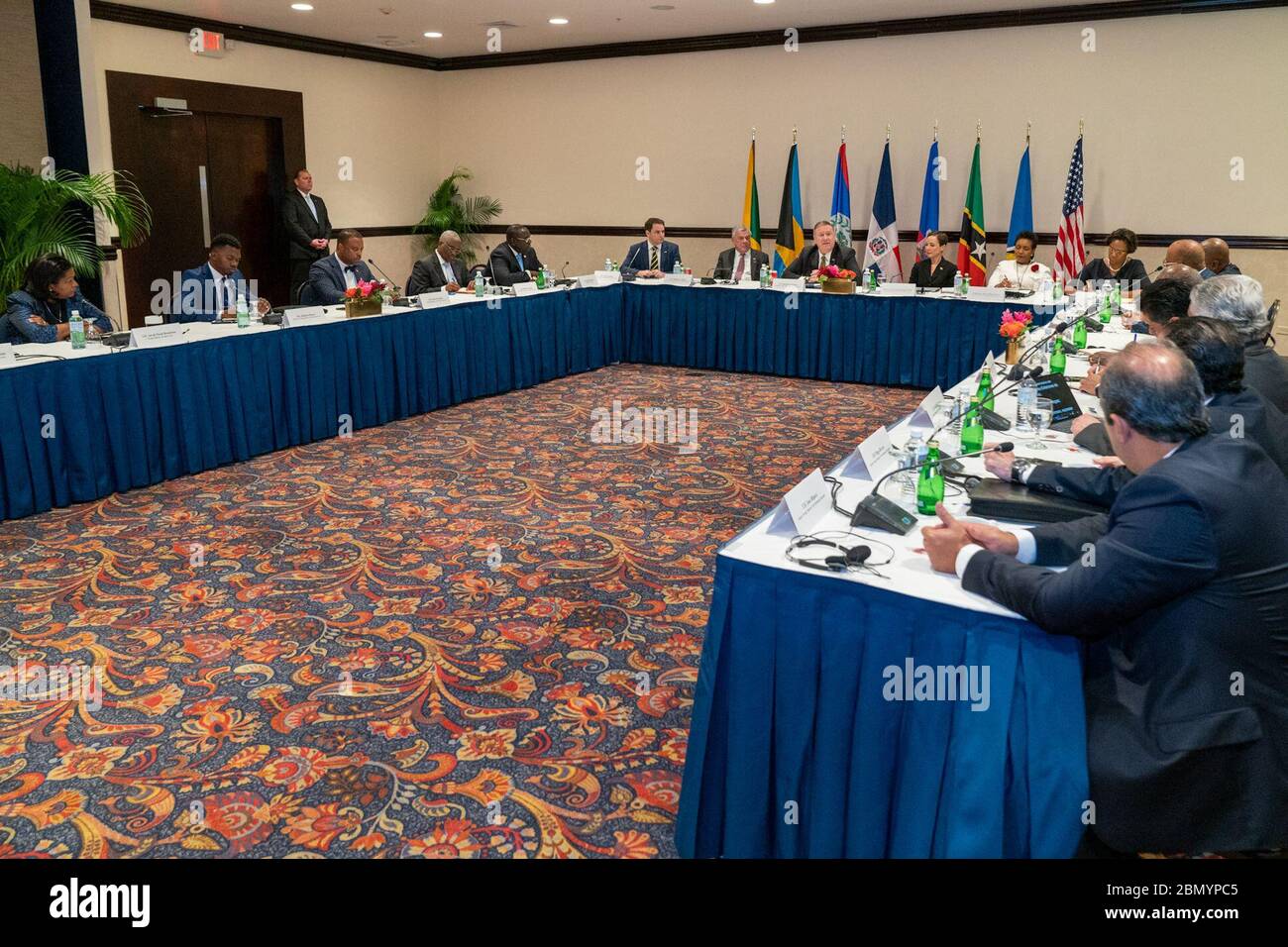 Außenminister Pompeo nimmt an einem Rundtischgespräch Teil Außenminister Michael R. Pompeo nimmt an einem Rundtischgespräch mit jamaikanischer Außenministerin Kamina Johnson Smith, bahamaischem Außenminister Darren Henfield, belizischem Außenminister Wilfred Elrington, dem Außenminister der Dominikanischen Republik Miguel Vargas Maldonado, haitianischen Außenminister Bocchit Edmond, Der Außenminister von St. Kitts und Nevis Mark Brantley und die Außenministerin von St. Lucian Sarah Flood-Beaubrun haben am 22. Januar 2020 in Kingston, Jamaika, gesprochen. Stockfoto