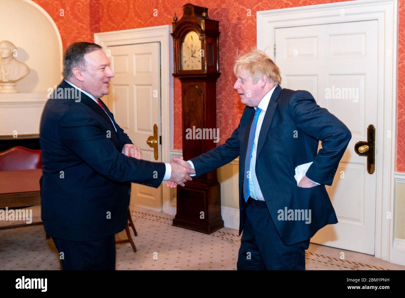 Minister Pompeo trifft britischen Premierminister Johnson Außenminister Michael R. Pompeo trifft sich mit dem britischen Premierminister Boris Johnson in der Downing Street 10 in London, Großbritannien am 30. Januar 2020. Stockfoto