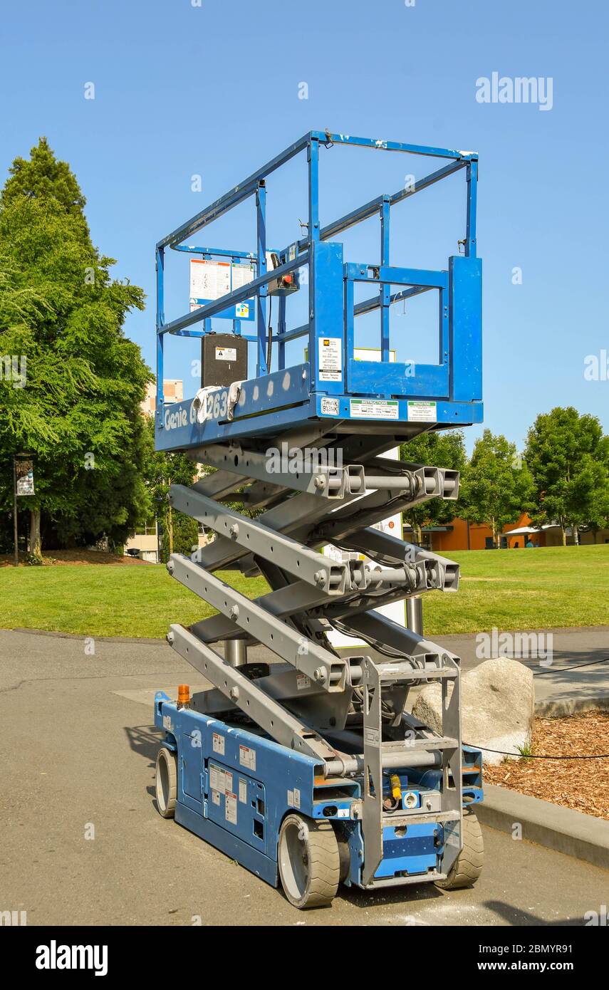 SEATTLE, WASHINGTON STATE, USA - JUNI 2018: Mobile Scherenbühne erhöhte Plattform für die Wartung im Space Needle Park in Seattle. Stockfoto