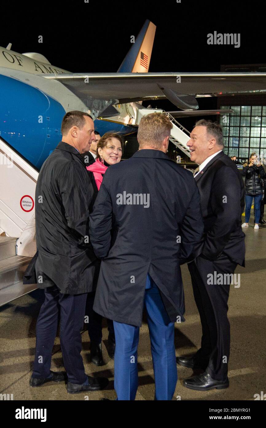 Außenminister Pompeo kommt in München an, Außenminister Michael R. Pompeo kommt in München an und wurde am 13. Februar 2020 vom US-Botschafter in Deutschland Richard Grenell begrüßt. Stockfoto