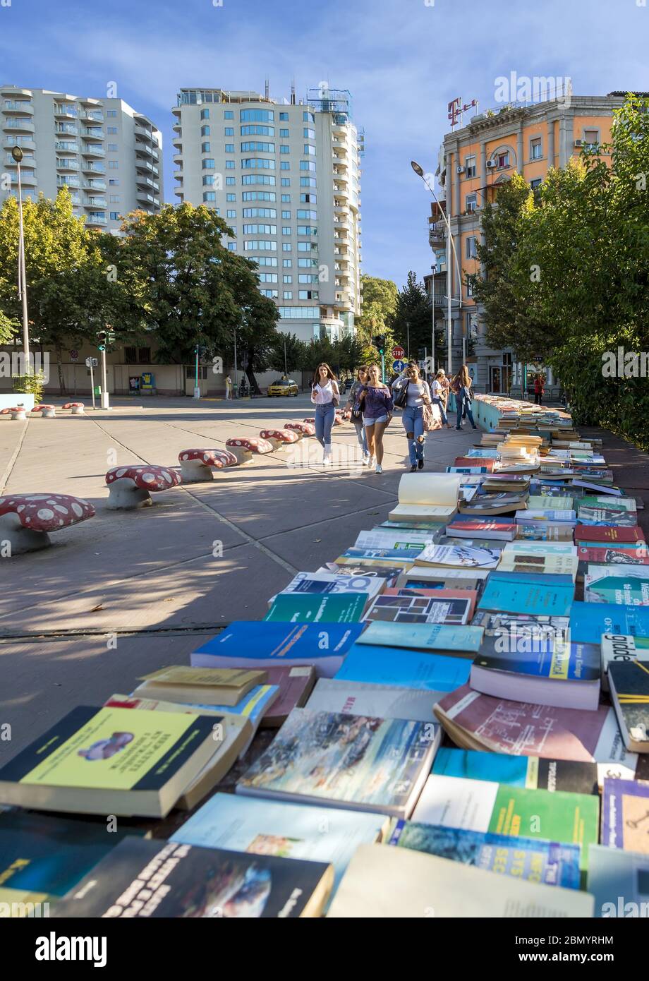 Buchverkauf im Freien auf der Kanalbrücke in der Ibrahim Rugova Straße. Tirana Stadtzentrum, Albanien. Stockfoto