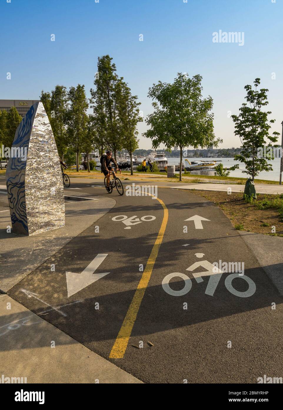 SEATTLE, WASHINGTON STATE, USA - JUNI 2018: Mit Symbolen und Pfeilen markierte Fahrspuren am Hafen in der Innenstadt von Seattle. Stockfoto