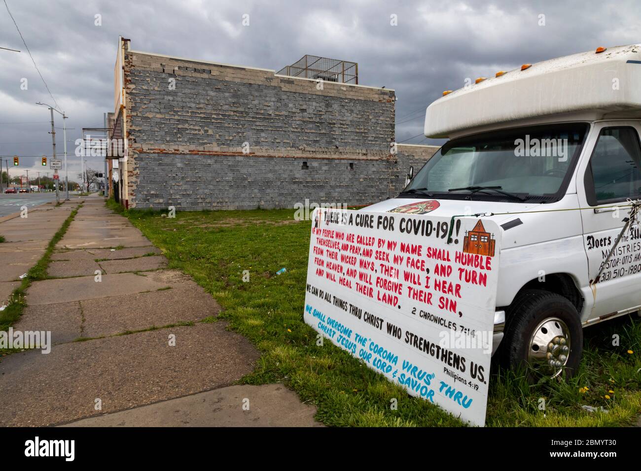 Detroit, Michigan - Macher der Word Ministries, eine kleine Kirche während der Coronavirus-Pandemie geschlossen, drängt Bewohner einer einkommensschwachen Ostseite nei Stockfoto