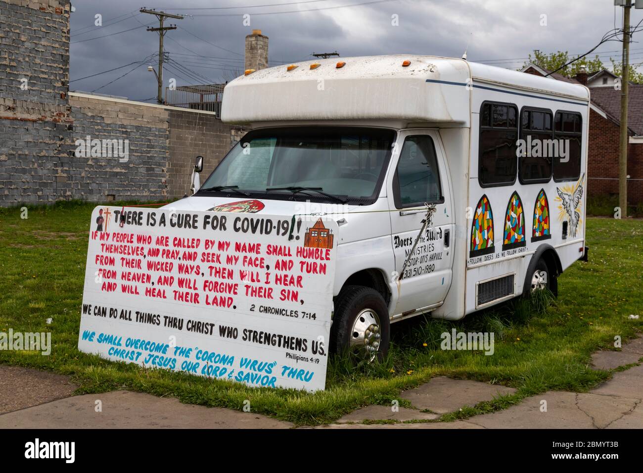Detroit, Michigan - Macher der Word Ministries, eine kleine Kirche während der Coronavirus-Pandemie geschlossen, drängt Bewohner einer einkommensschwachen Ostseite nei Stockfoto