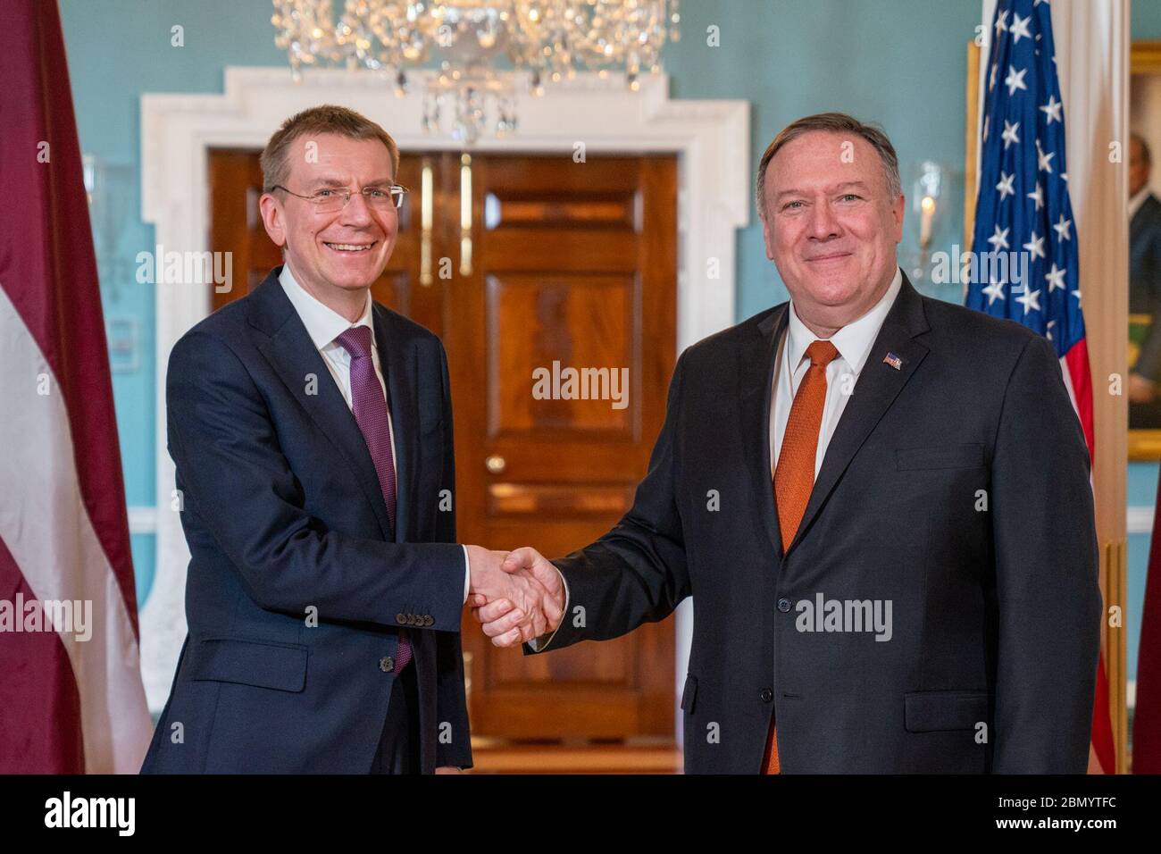 Staatssekretär Pompeo trifft lettischen Außenminister Rinkevics Außenminister Michael R. Pompeo trifft sich am 27. Februar 2020 mit dem lettischen Außenminister Edgars Rinkevics im Außenministerium. Stockfoto