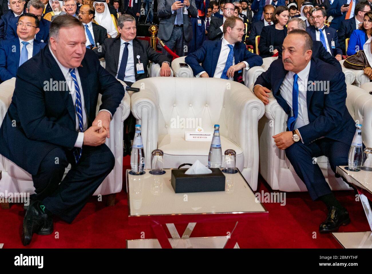 Außenminister Michael Pompeo nimmt am 29. Februar 2020 an einer Unterzeichnungszeremonie in Doha, Katar, Teil, die ein bedeutendes diplomatisches Abkommen zwischen den USA und Katar darstellt. Stockfoto