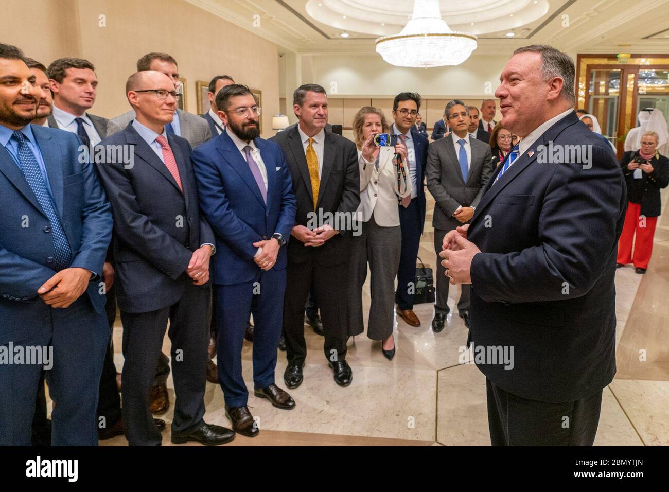 Staatssekretär Pompeo dankt dem Sonderbeauftragten für das Afghanistan-Versöhnungsteam Außenminister Michael R. Pompeo dankt dem Sonderbeauftragten für das Afghanistan-Versöhnungsteam in Doha, Katar, am 29. Februar 2020. Stockfoto