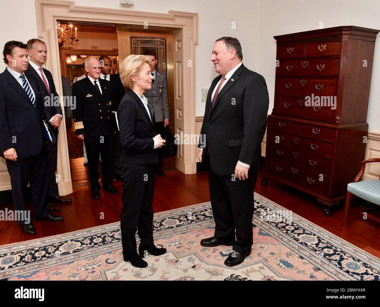 Am 20. Juni 2018 nahmen US-Außenminister Mike Pompeo und die deutsche Verteidigungsministerin Ursula von der Leyen an einem Vorgespräch im US-Außenministerium in Washington, D.C. Teil. Stockfoto
