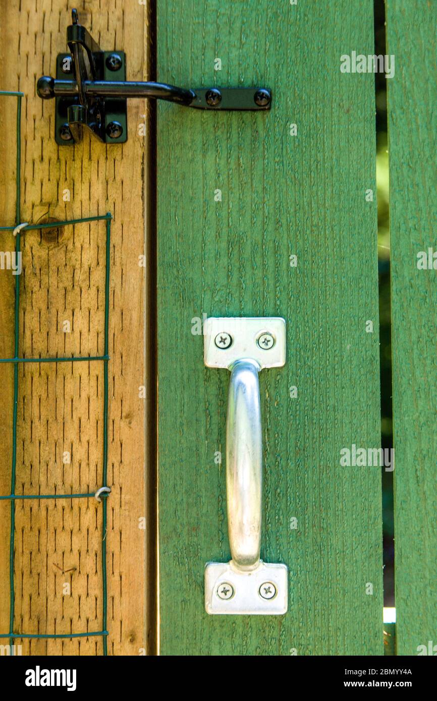 Issaquah, Washington, USA. Ein attraktives, aber gut konstruiertes Gartentor hilft, Viecher aus Ihrem Garten zu halten. Stockfoto