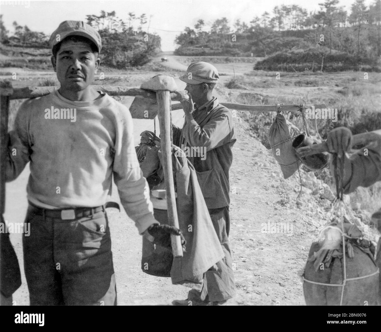 [ 1946 Japan - Okinawan Männer ] - Okinawan Männer auf der Straße mit Werkzeugen, 1946 (Showa 21). Silberdruck mit Gelatine aus dem 20. Jahrhundert. Stockfoto