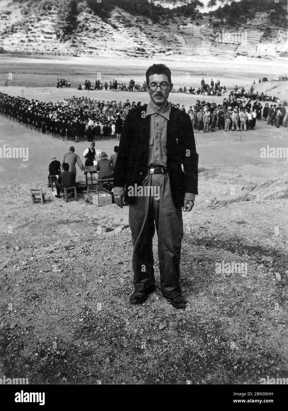 [ 1946 Japan - Okinawan-Mann ] - Porträt eines Okinawan-Mannes mit Brille, identifiziert als Dolmetscher, 1946 (Showa 21). Silberdruck mit Gelatine aus dem 20. Jahrhundert. Stockfoto