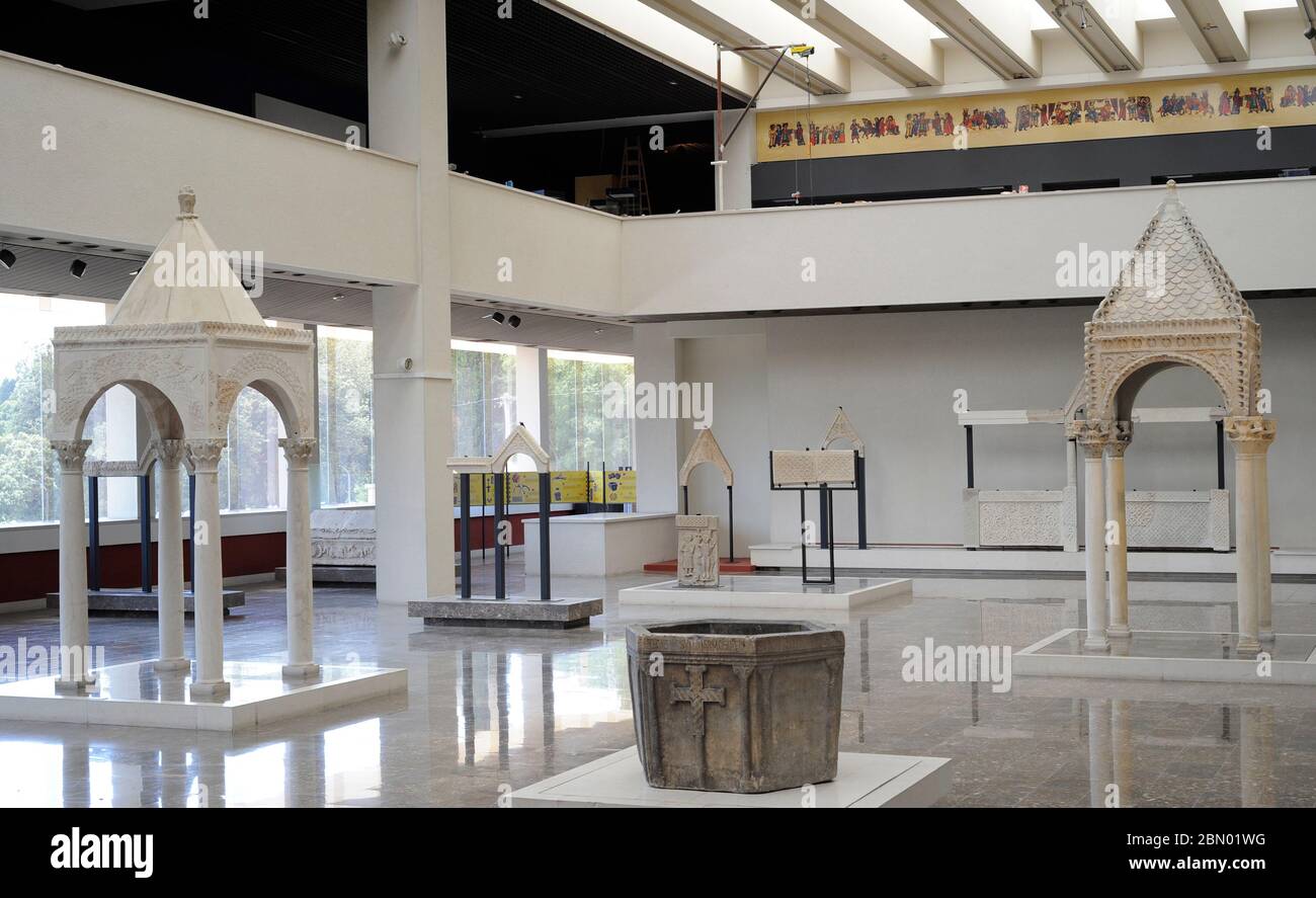 Museum der kroatischen archäologischen Denkmäler, Split, Kroatien. Innenansicht eines Zimmers. Stockfoto
