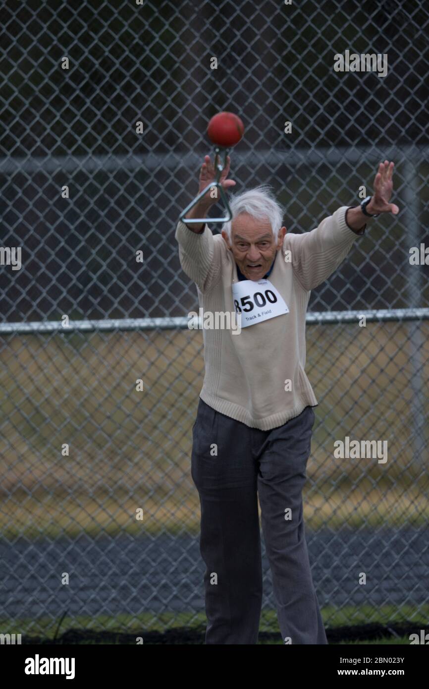 Ältere Männer im Wettbewerb in Sommer Games-85 Jahre alt. -Hammer werfen. Action- und Gesichtsaufnahmen während des Wettbewerbs Stockfoto