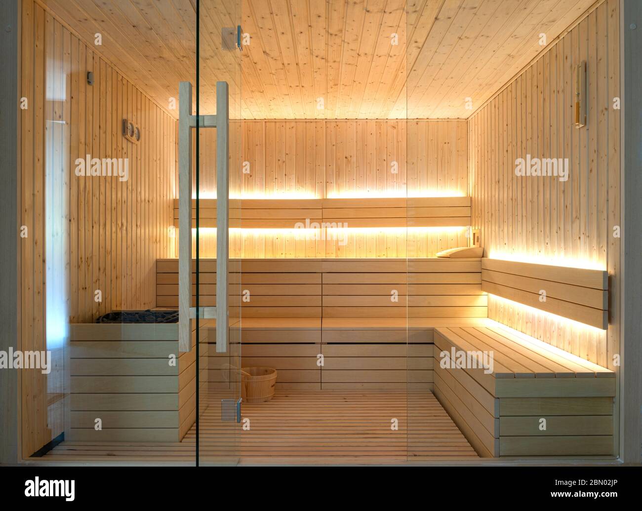 Vorderansicht des leeren finnischen Saunabereimes. Modernes Interieur aus Holz Spa-Kabine mit trockenem Dampf Stockfoto