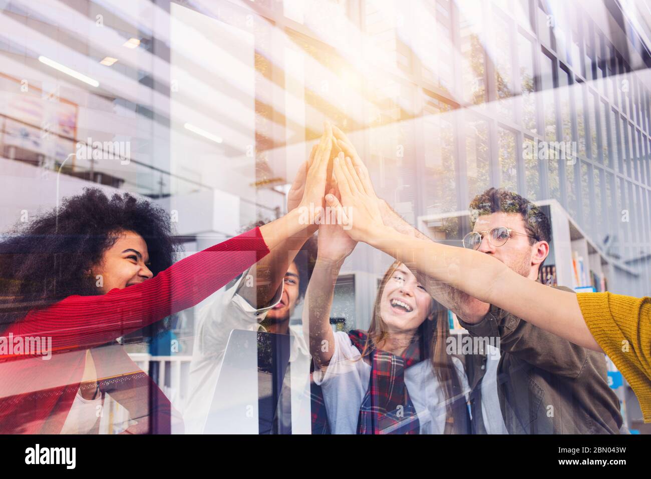 Geschäftsleute, die ihre Hände zusammen. Konzept der Teamarbeit und Partnerschaft Stockfoto