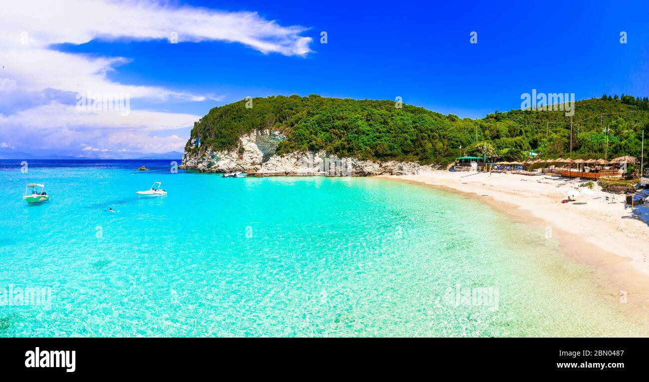 Griechenland Urlaub. Einer der besten Strände der ionischen Inseln - Vrika in Antipaxos mit weißem Sand und türkisfarbenem Meer Stockfoto