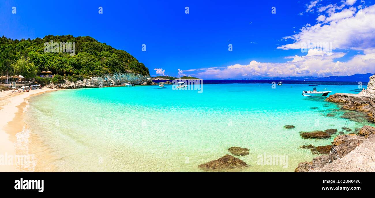 Griechenland Urlaub. Einer der besten Strände der ionischen Inseln - Vrika in Antipaxos mit weißem Sand und türkisfarbenem Meer Stockfoto