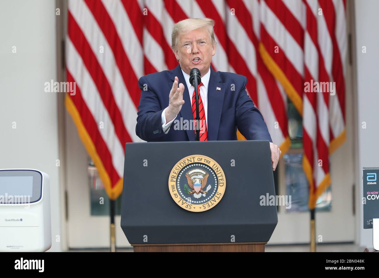 Washington, Usa. Mai 2020. Präsident Donald Trump spricht bei einer Pressekonferenz zu Coronavirus COVID-19-Tests im Rosengarten des Weißen Hauses am Montag, den 11. Mai 2020 in Washington, DC. Die meisten Mitarbeiter des Weißen Hauses werden verpflichtet, im Westflügel des Weißen Hauses Gesichtsmasken zu tragen, die nach neuen Richtlinien erstellt werden. Foto: Oliver Contreras/UPI Quelle: UPI/Alamy Live News Stockfoto