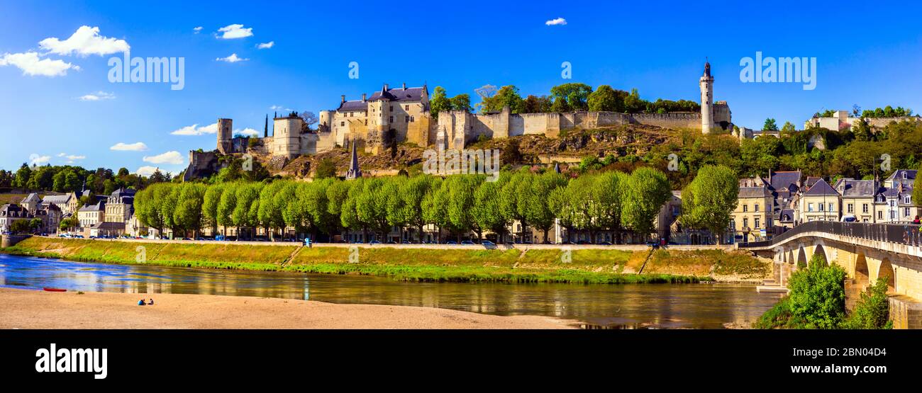 Reisen in Frankreich - Panoramablick auf Chinon Stadt mit königlichem Schloss. Berühmte Schlösser des Loire-Tals Stockfoto