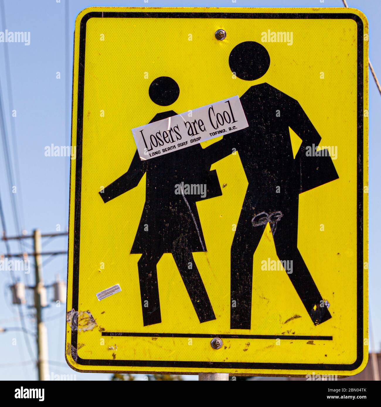 Verlierer sind cool. Verkehrszeichen der Studenten auf der Straße in Ucluelet, Kanada Stockfoto