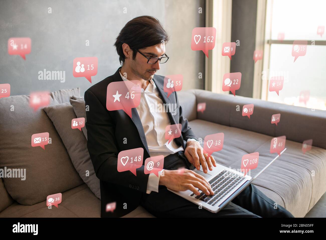 Sehr social business Mann erhält Genehmigung für soziale Medien Stockfoto