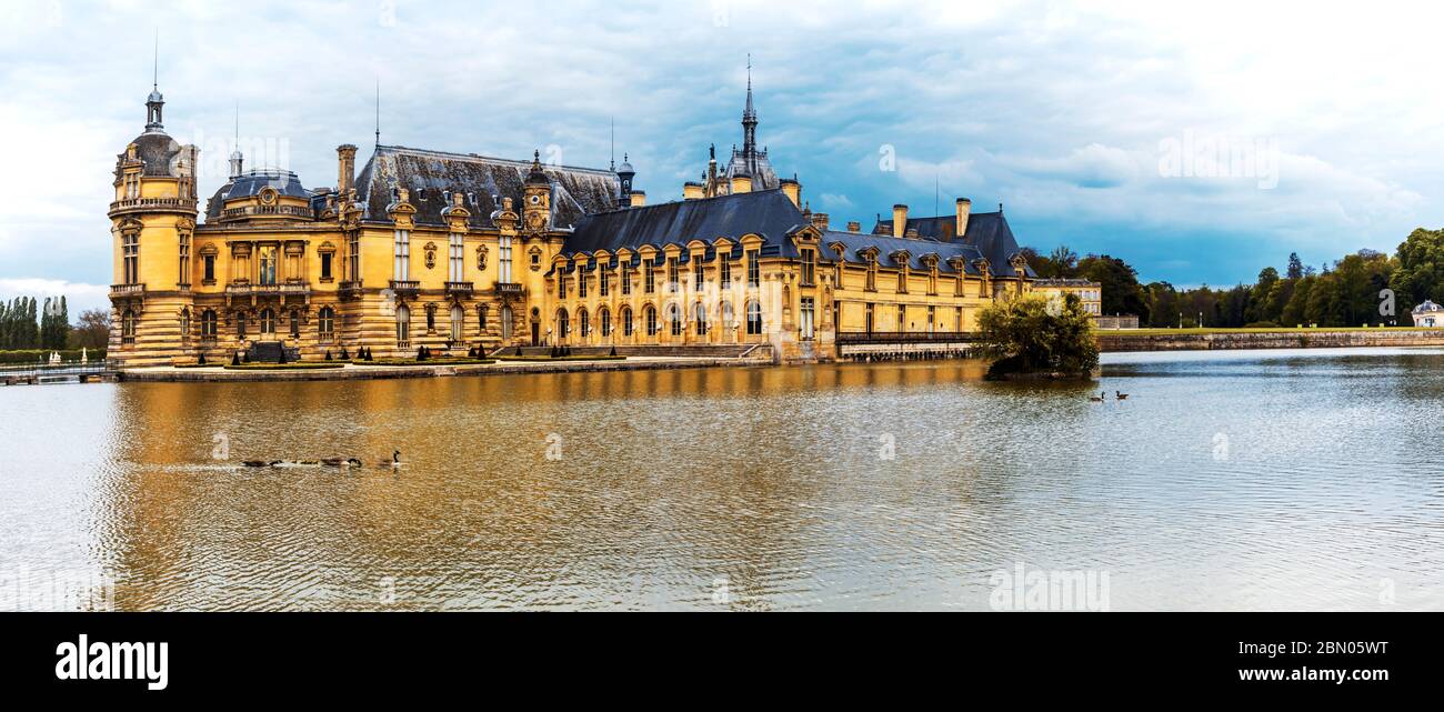 Schöne Schlösser und historische Denkmäler von Frankreich - Königliches Chateau de Chantilly Stockfoto