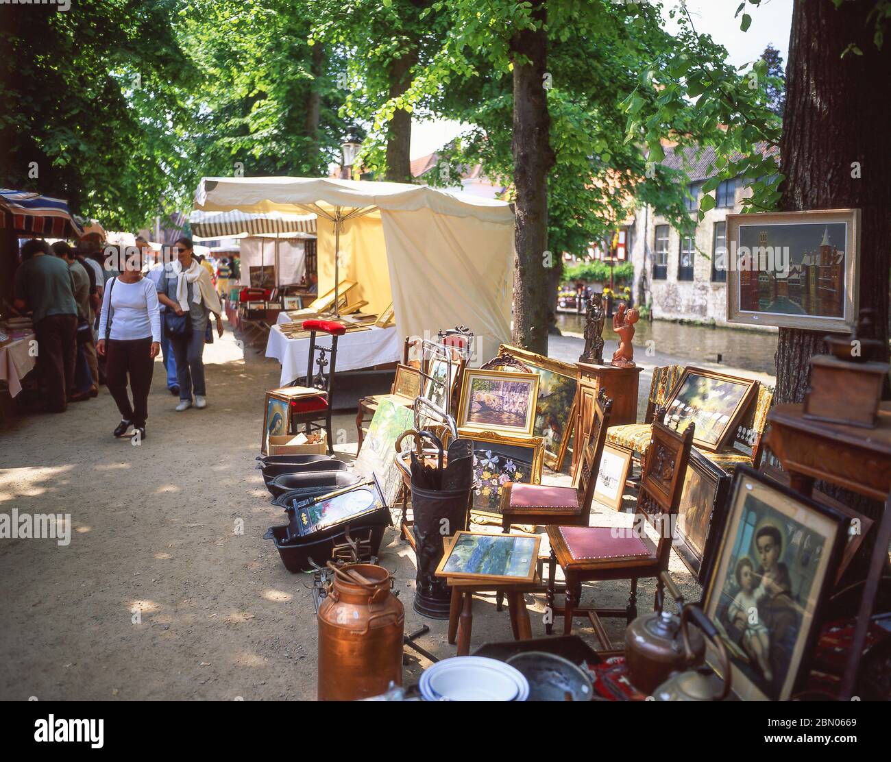 Antiquitätenmarkt im Freien, Dyver, Brügge (Brügge), Provinz Westflandern, Königreich Belgien Stockfoto