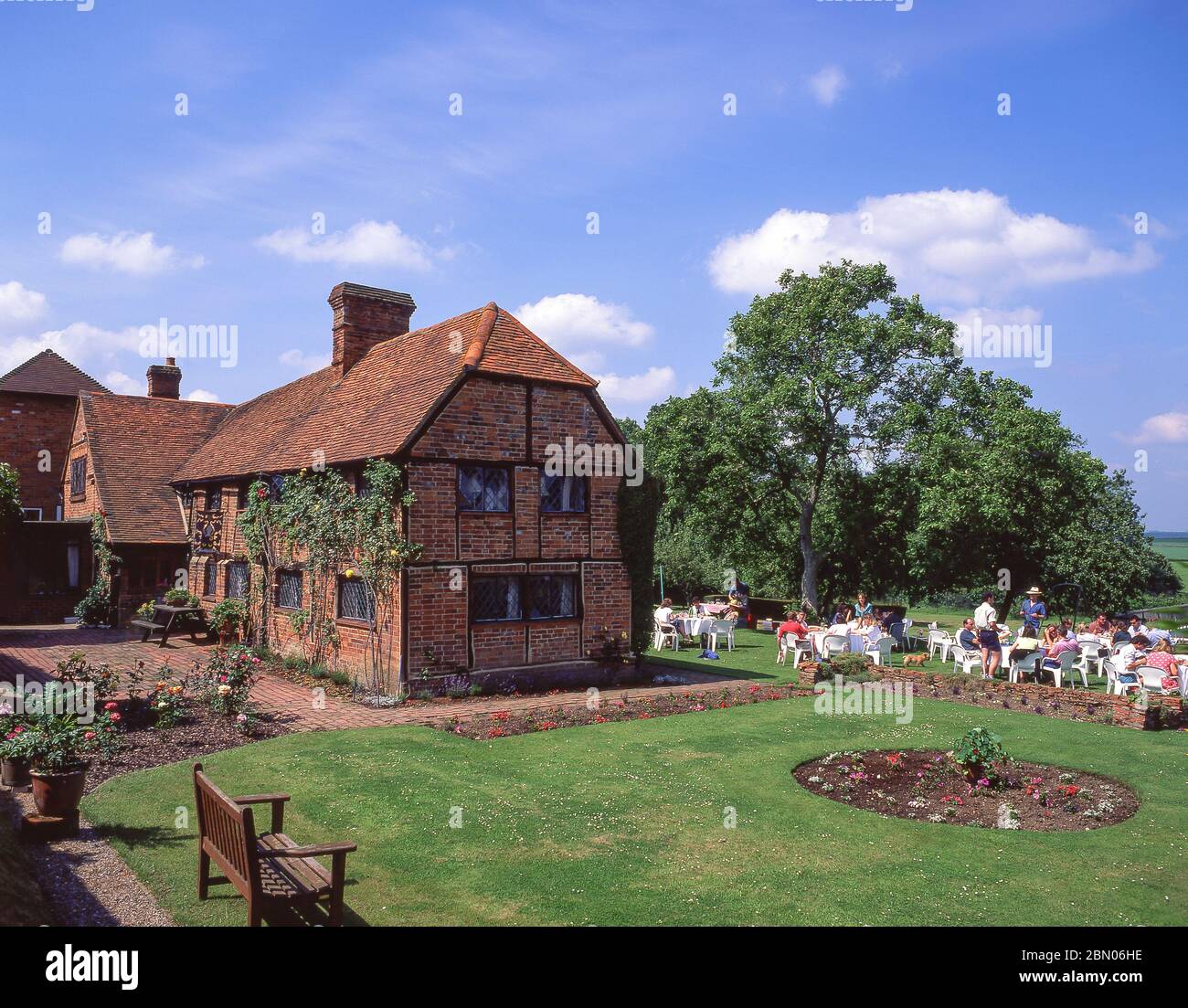 Sommerparty im Landhaus, Shurlock Row, Berkshire, England, Vereinigtes Königreich Stockfoto